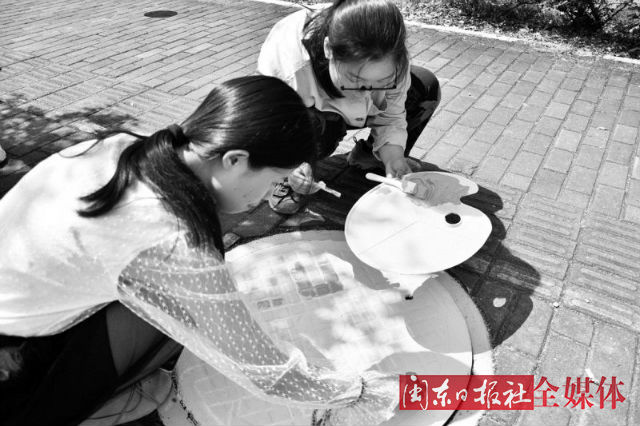 宁德师院学生传递环保理念 为校园井盖披上“外衣”