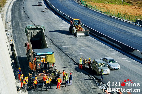 图片默认标题_fororder_2、汶马高速马尔康段紧张繁忙的施工现场--摄影-何刚