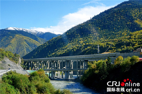 图片默认标题_fororder_4、汶马高速马尔康段一座主体工程已基本完工的桥梁--摄影-何刚