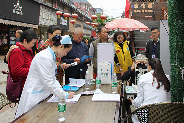 图片默认标题_fororder_现场眼科义诊（摄影-杨梦婧）
