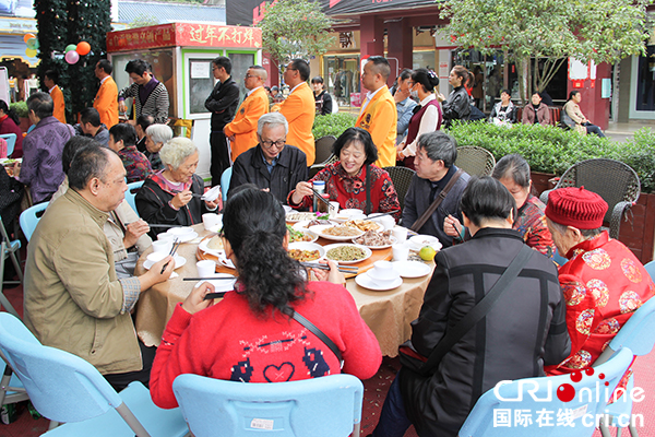 图片默认标题_fororder_老人们大快朵颐（摄影-杨梦婧）