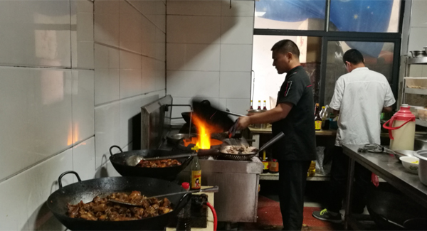 图片默认标题_fororder_03严德全哥哥在自家厨房忙碌(台林珍拍摄)