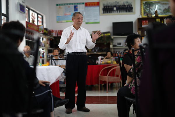 图片默认标题_fororder_01严金昌老人在“金昌食府”农家乐中为来客讲述四十年前的故事。 摄影:李晋