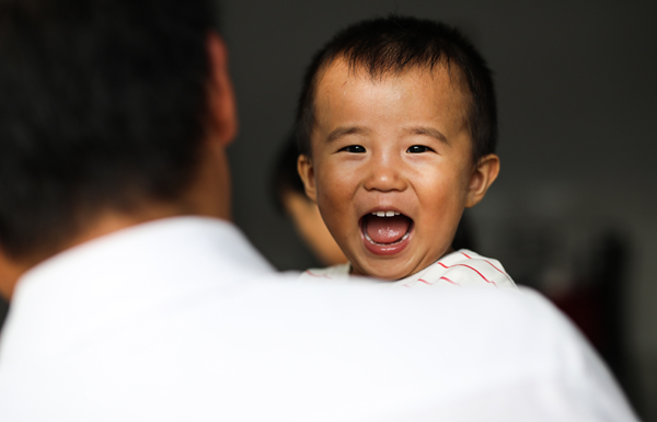 图片默认标题_fororder_06严连拴的小儿子依偎在爸爸肩头。摄影:李晋