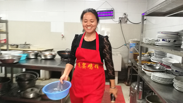 图片默认标题_fororder_04金昌食府后厨。严家兄弟姐妹经常互相帮忙(台林珍拍摄)(1)