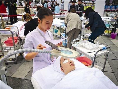 （焦点图，导航成都，移动端）美容花艺、家政厨艺 成都匠人向世界技能大赛冲刺