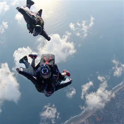 （焦点图，导航成都，移动端轮播图）成都老师玩极限运动20多年：地上玩腻了，那就上天吧