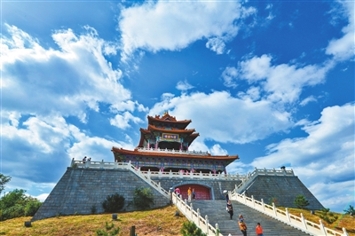 辽阳龙石风景旅游区每年接待游客达100多万人次