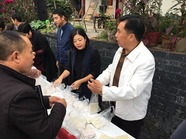 图片默认标题_fororder_向老人发重阳糕