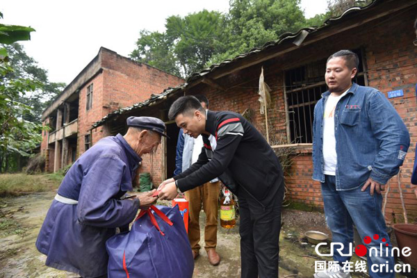 图片默认标题_fororder_慰问空巢老人--摄影张勇