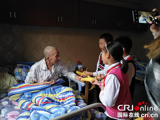 【CRI专稿 列表】重庆南岸区龙门浩街道一天门社区进养老院送温暖