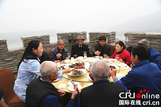 【CRI专稿 列表】重庆涪陵美心红酒小镇举行重阳节主题活动