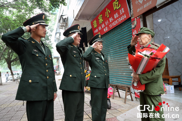 图片默认标题_fororder_官兵在北辰街道湖滨路社区向抗美援朝老战士徐人言敬献鲜花和慰问品，祝福老人重阳节快乐