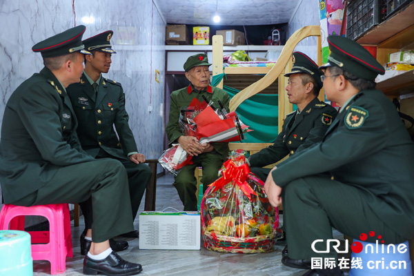 图片默认标题_fororder_官兵在北辰街道湖滨路社区聆听抗美援朝老战士徐人言讲述抗美援朝经历