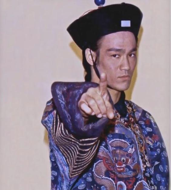 图为李小龙古装造型.