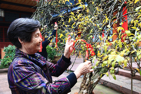 图片默认标题_fororder_老人在寺庙中许下心愿