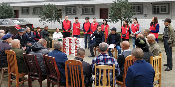 图片默认标题_fororder_志愿者和老人们围坐一起拉家常