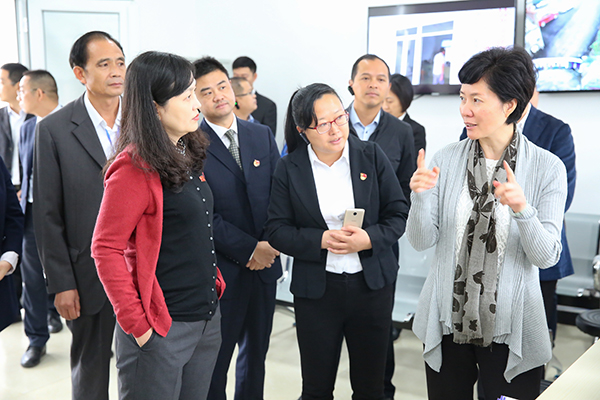 图片默认标题_fororder_刘敏（右一）对贡井党建工作给予充分肯定