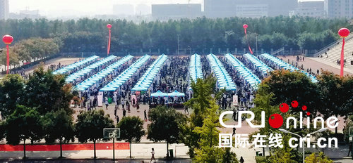 【河南在线文字列表】【科教文字列表】上千家企业齐聚郑州工商学院 掀起“抢人大战”