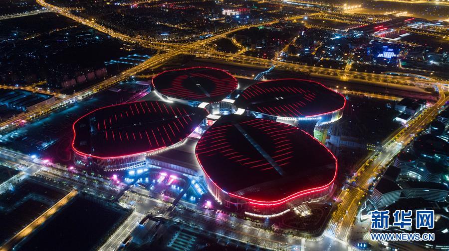 上海：“国展中心”流光溢彩