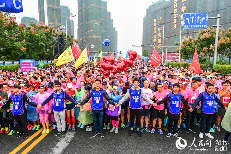2018荆州国际马拉松开跑 六千安保保驾护航