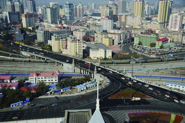 哈尔滨市霁虹桥开通首日桥宽路广车流顺畅