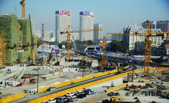 哈尔滨市霁虹桥开通首日桥宽路广车流顺畅