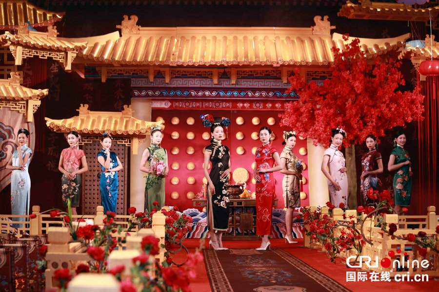 【焦点图-大图】【 移动端-焦点图】【图说2】郑州上演中式婚礼秀