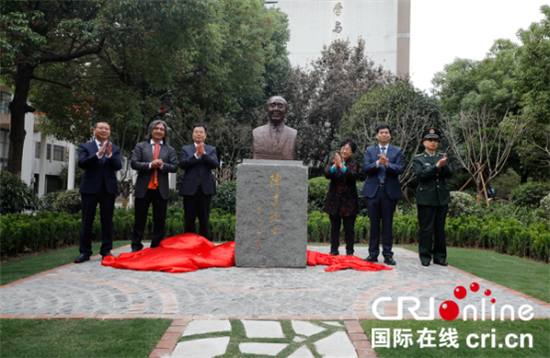 （供稿 社会广角列表 三吴大地南京 移动版）著名核科学家陈达院士塑像在南京航空航天大学揭幕