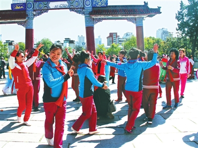 2000多名老人在丹东锦江山公园欢快起舞共庆重阳节