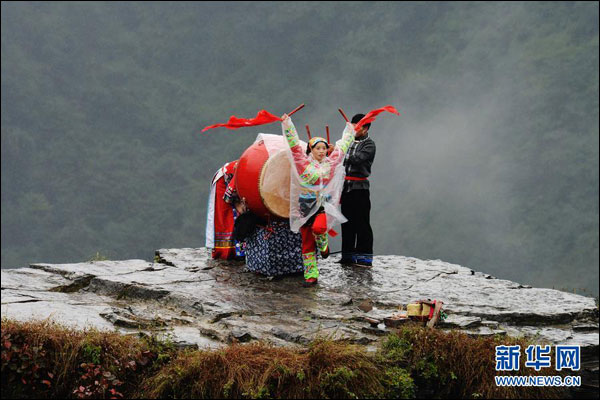 หนุ่มสาวเผ่าเหมียวของจีนเต้นระบำตีกลองพื้นเมือง