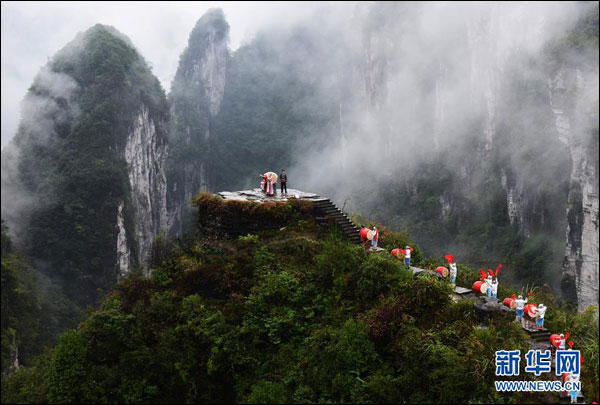 หนุ่มสาวเผ่าเหมียวของจีนเต้นระบำตีกลองพื้นเมือง