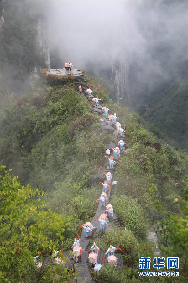 หนุ่มสาวเผ่าเหมียวของจีนเต้นระบำตีกลองพื้นเมือง