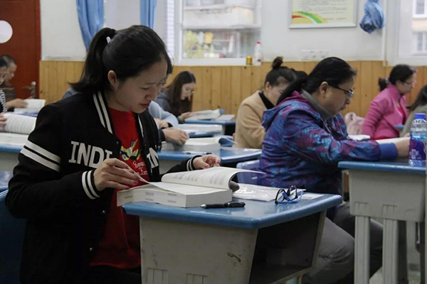 图片默认标题_fororder_考试现场（乐山市司法局-供图）