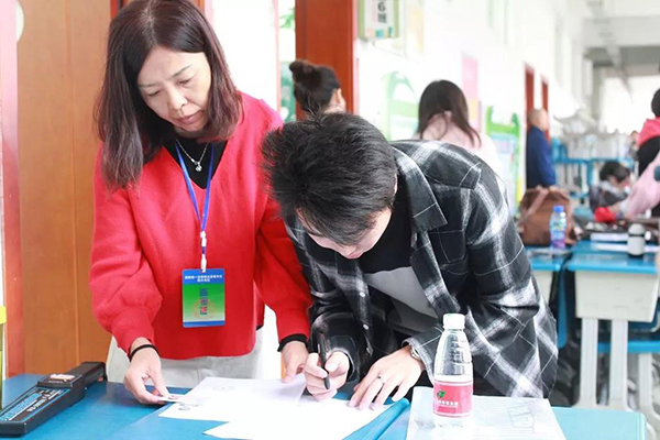 图片默认标题_fororder_考生核对考试信息（乐山市司法局-供图）