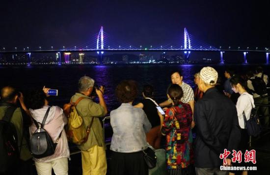港珠澳大桥举行开通仪式 民众期待“一小时生活圈”