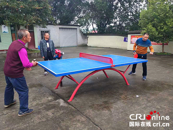 图片默认标题_fororder_老人们参加乒乓球比赛（摄影：王卫东）