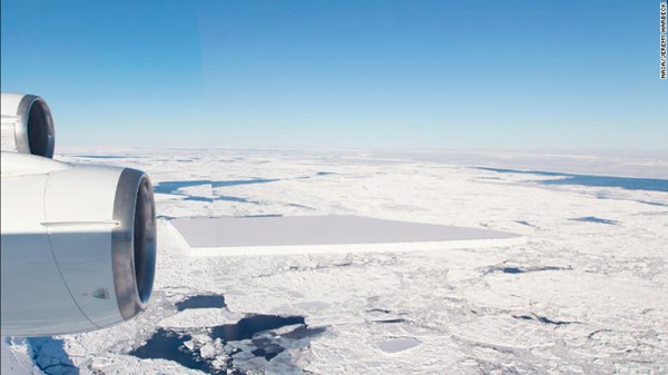 NASA在南极拍到罕见长方形冰山 边角齐整如同刀裁