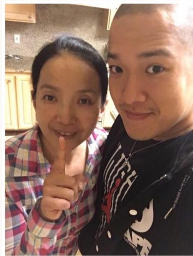 父亲节张丰毅儿子发长文谈爸妈 对两个父亲都感激
