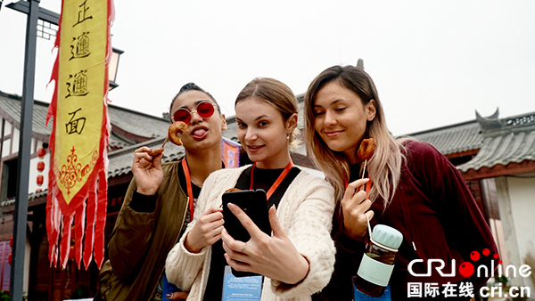 图片默认标题_fororder_开幕式当天三个外国嘉宾畅游青莲李白诗歌小镇吃美食-玩自拍（摄影-徐建华）