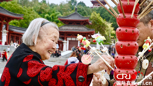 图片默认标题_fororder_开幕式现场一位老人被眼前文化艺术展品所吸引（摄影-徐建华）