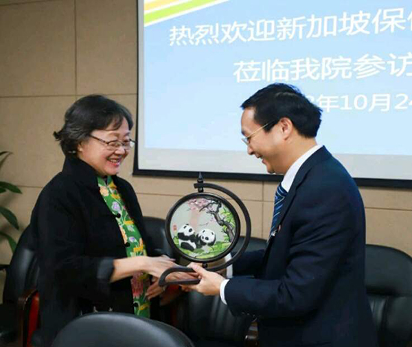 图片默认标题_fororder_向新加坡专家赠送精美纪念品.JPG