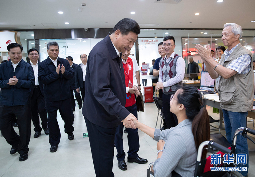 10月24日，中共中央總書記、國家主席、中央軍委主席習(xí)近平在深圳考察調(diào)研。這是習(xí)近平在深圳龍華區(qū)民治街道北站社區(qū)黨群服務(wù)中心同社區(qū)居民親切握手。 新華社記者 謝環(huán)馳 攝