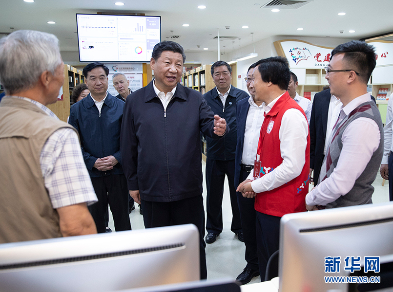 10月24日，中共中央總書記、國家主席、中央軍委主席習(xí)近平在深圳考察調(diào)研。這是習(xí)近平在深圳龍華區(qū)民治街道北站社區(qū)黨群服務(wù)中心同社區(qū)工作者和社區(qū)居民深入交談。 新華社記者 謝環(huán)馳 攝