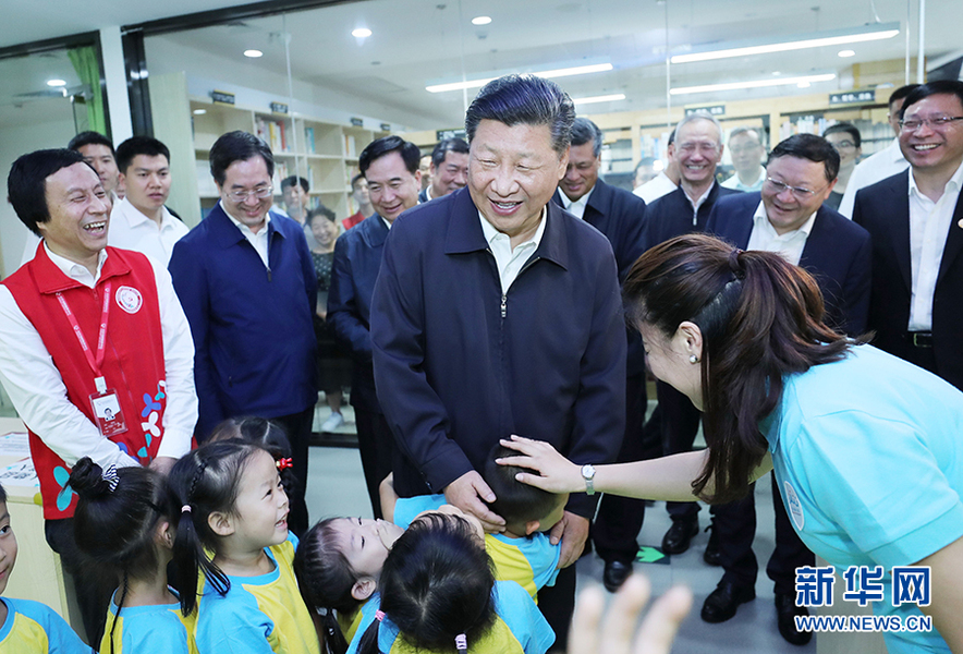 10月24日，中共中央總書記、國家主席、中央軍委主席習(xí)近平在深圳考察調(diào)研。這是習(xí)近平在深圳龍華區(qū)民治街道北站社區(qū)兒童之家同孩子們打招呼。 新華社記者 鞠鵬 攝