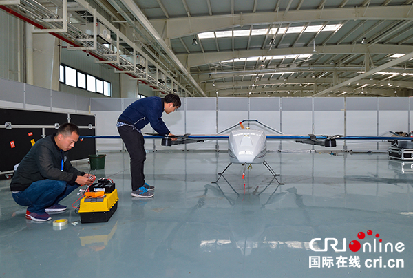 图片默认标题_fororder_工作人员正在组装无人机（摄影-廖志全）