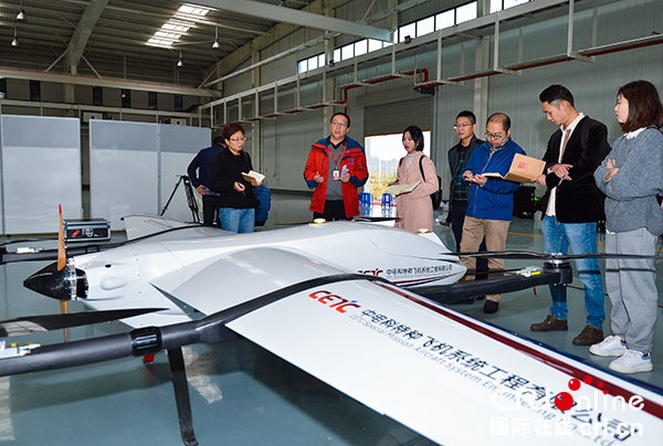 图片默认标题_fororder_中电科特种飞机系统工程有限公司负责人介绍生产情况（摄影-廖志全）