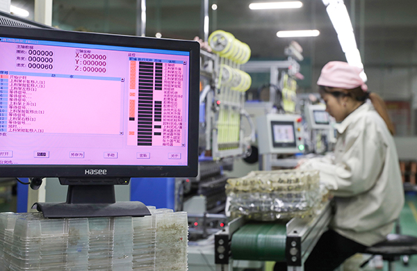 图片默认标题_fororder_领创电子厂的员工利用电脑操控智能机械加工产品