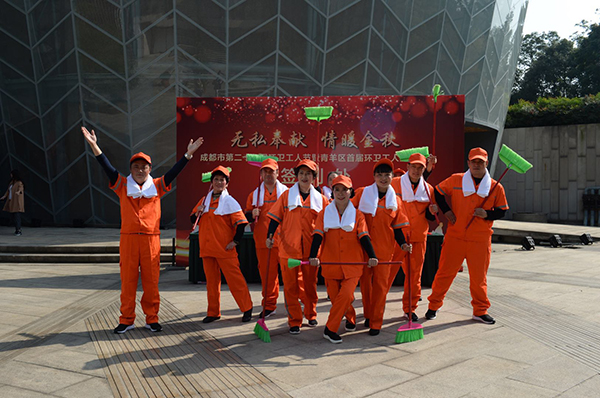 图片默认标题_fororder_部分环卫工人合影（青羊区委宣传部-供图）