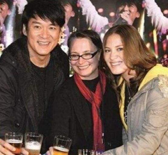 周华健与妻子合影似母子曾患抑郁症原因曝光